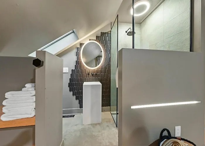 Modern Manor Gv * Columbus